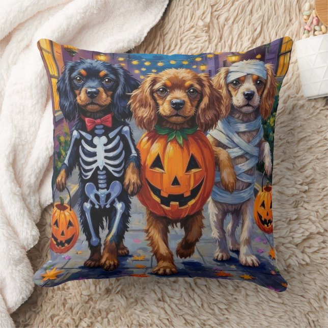 Coussin Tibetan Spaniel Dogs In Halloween Costumes (Couverture)