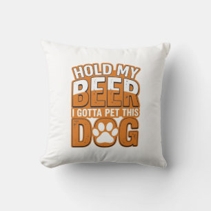 Coussin Tiens ma bière, je dois caresser ce chien Amoureux