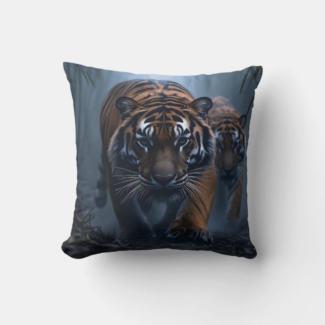 Coussin Tiges majestueux dans une jungle de Foggy (Recto)