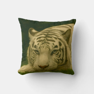 Coussin Tigre blanc reposant dans l'ombre des bois