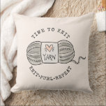 Coussin Time to Knit Blush Pink<br><div class="desc">A cute illustrated,  time to knit themed throw pillow featuring a ball of yarn. The text reads: time to knit and knit purl repeat. A light pastel peach background. A gift for an avid knitter. A unique gift for a knitter or crafters studio.</div>