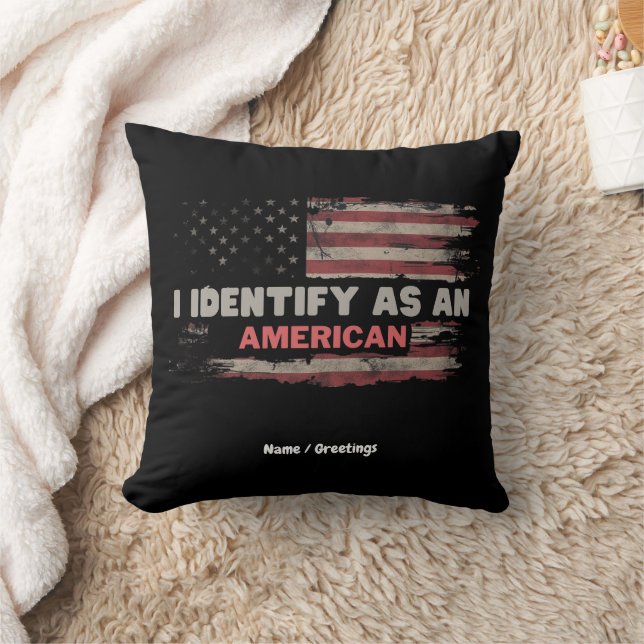 Coussin Titre : Je M'Identifie Comme Un Drapeau Américain  (Couverture)