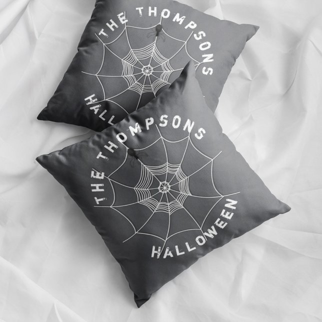 Coussin Toile d'Araignée Effrayante Personnalisée pour la  (Spooky spider web Halloween pillow with personalized family name and creepy spider decor.)