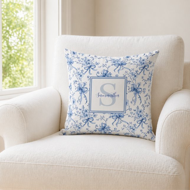 Coussin Toile de Jouy Florale Bleue Monogramme Nom (Créateur téléchargé)