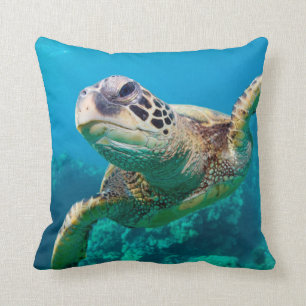 Coussin Tortue de mer verte nageant au-dessus du récif