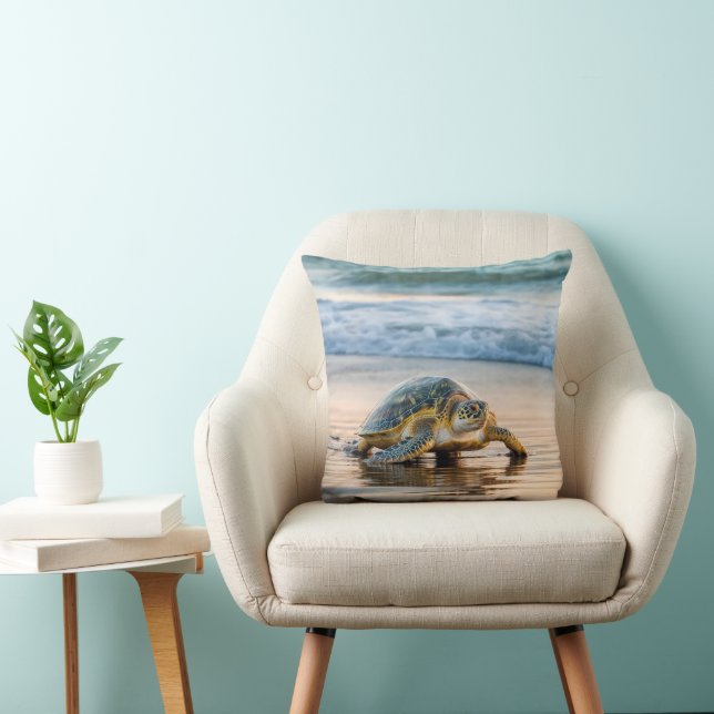 Coussin Tortue Marchant Sur Le Sable De Plage Humide (Chaise)