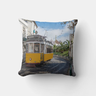 Coussin Tramway jaune rétro dans la rue à Lisbonne, Portug