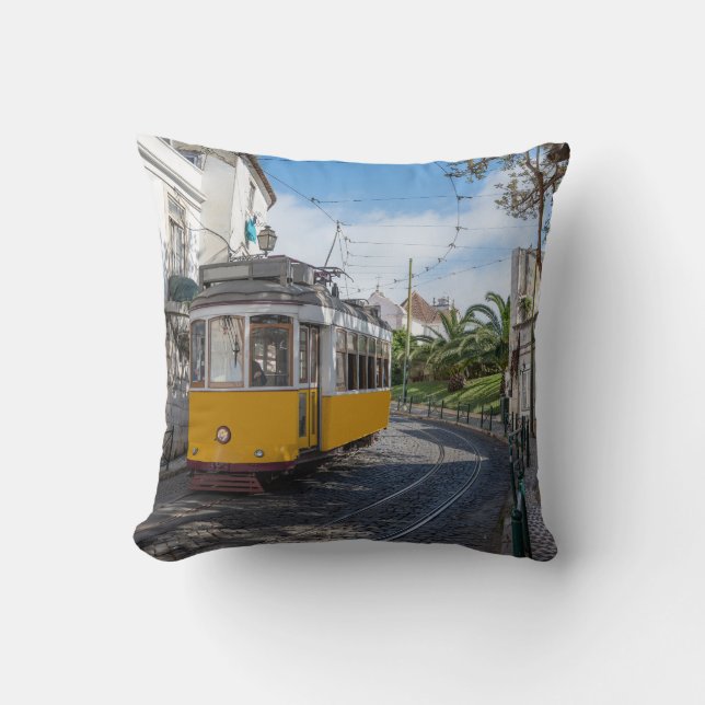 Coussin Tramway jaune rétro dans une rue de Lisbonne, Port (Recto)