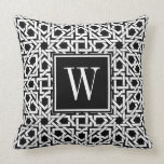 Coussin Trellis Monogramme noir et blanc<br><div class="desc">Motif géométrique tissé de style islamique noir et blanc Personnalisez avec votre initiale monogramme en texte blanc</div>