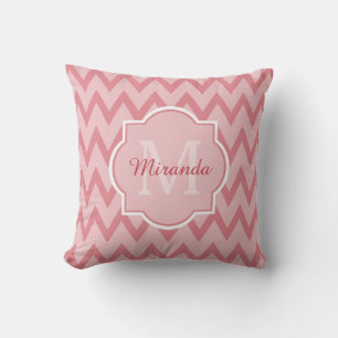 Coussin Trendy Pink Chevron Zigzag Nom et Monogramme