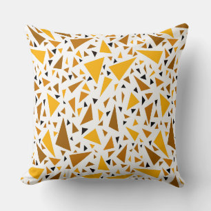 Coussin Triangles brun jaune sur arrière - plan rétro blan