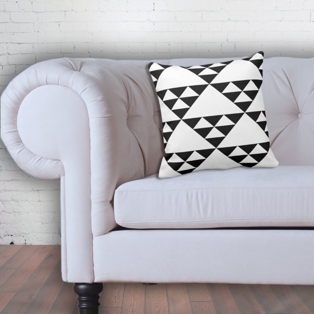Coussin Triangles géométriques minimalistes noirs et blanc (Minimalist Black & White Geometric Triangles Throw Pillow, Eclectic Loft Living)