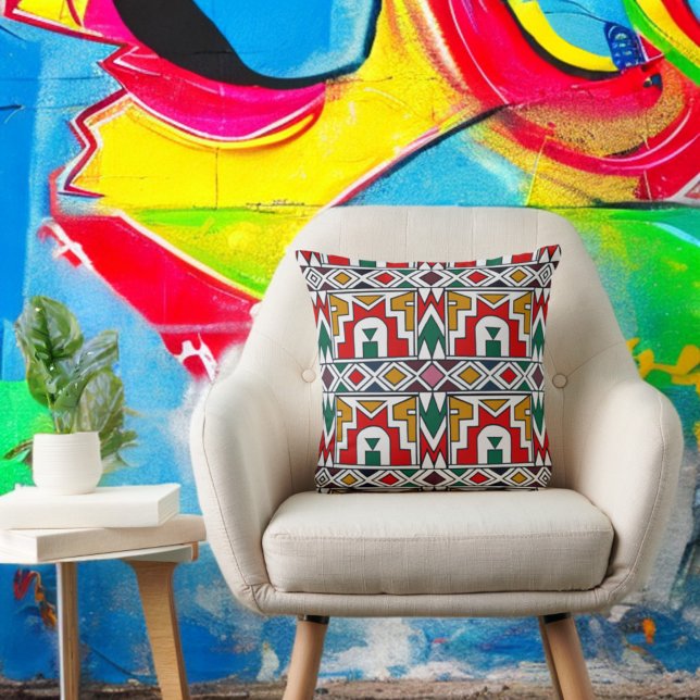 Coussin Tribu africaine colorée traditionnelle Art autocht (Traditional Colorful African Tribe Native Art Throw Pillow On A Chair Colorful Backdrop)