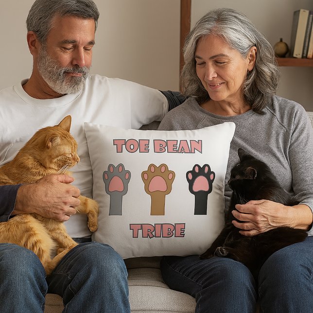 Coussin Tribu des Haricots d'Orteils de Pattes de Chat (A throw pillow with three cat paws and the words toe bean tribe.)