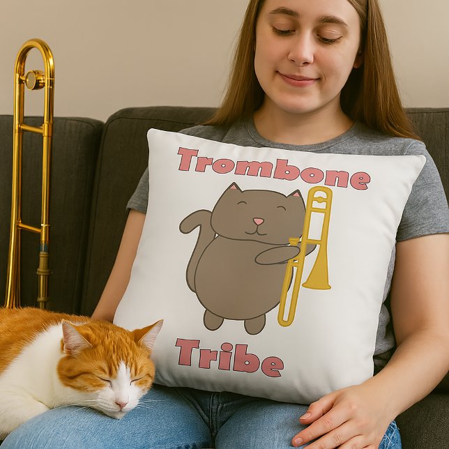 Coussin Tribu du Trombone Mignon Chat Brun Lettres Roses (A throw pillow features a cute cat holding a trombone and the text trombone tribe in pink letters.)