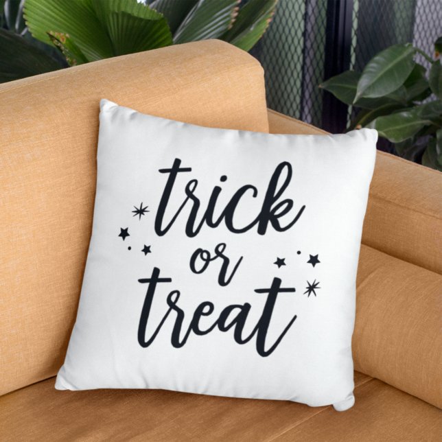 Coussin Trick or Treat Écriture Moderne Noire Halloween (Créateur téléchargé)