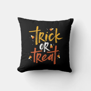 Coussin Tricoter ou traiter l'Halloween du maïs bonbon