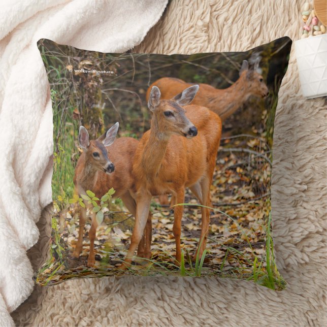 Coussin Trio superbe de cerfs de queue noire dans la forêt (Couverture)