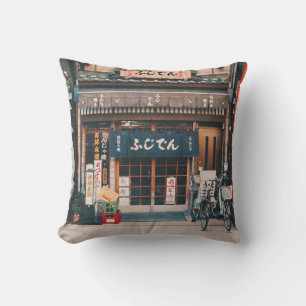 COUSSIN TROIS BICYCLETTES PARKÉES DEVANT L'ÉDIFICE