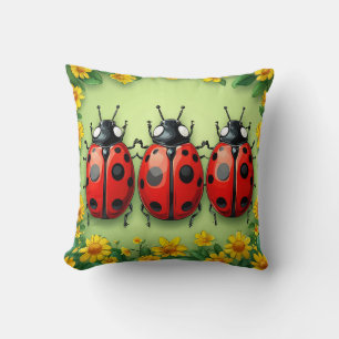 Coussin Trois coccinelles adorables entourées de fleurs