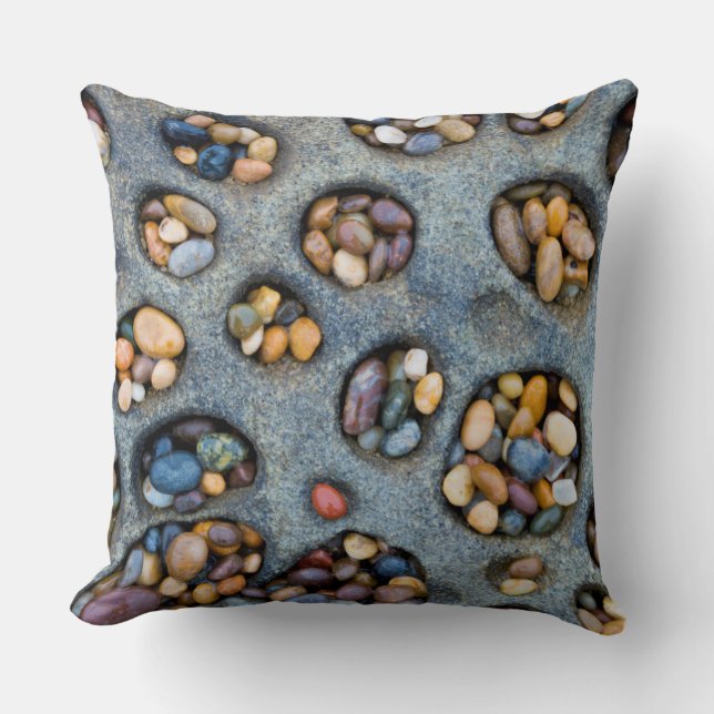 Coussin Trous remplis de galets, CA (Recto)