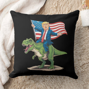 Coussin Trump à cheval sur un dinosaure T Rex USA Drapeau 