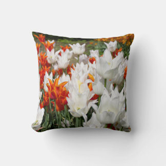 Coussin Tulipes blanches et gingembre dans le jardin
