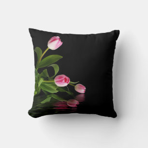 Coussin Tulipes roses avec reflet d'eau noire