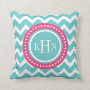 Coussin Turquoise et monogramme rose de Chevron
