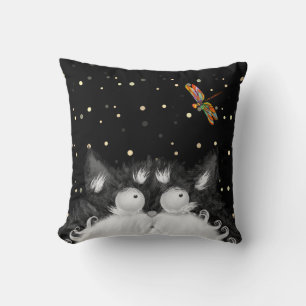 Coussin Tuxedo Cat surpris par la libellule Throw Pillow