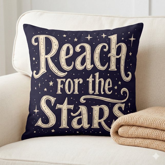 Coussin Typographie Céleste « Atteindre les Étoiles » (Reach for the Stars Celestial Typography Art Throw Pillow Mockup A)