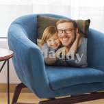 Coussin Typographie de la superposition de Cute Daddy<br><div class="desc">Joli Coussin papa. Conception avec une photo de votre choix avec le texte 'DADDY' en lettrage transparent tendance en bas avec une ligne supplémentaire pour ajouter du texte,  que ce soit un message personnel,  c'est-à-dire que nous vous aimons,  fête des pères heureuse,  joyeux noël ou nom(s) d'enfant,  etc.</div>