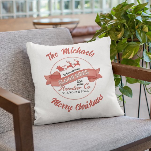 Coussin Typographie de Noël moderne Personnalisée (Merry Christmas holiday decor with a classic modern Santa Claus sign. )