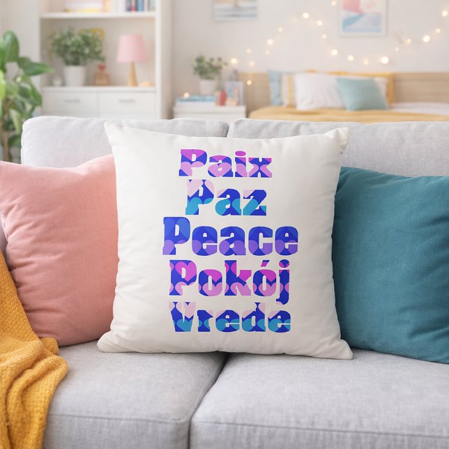 Coussin Typographie de paix multilingue avec des cœurs pas (A pillow with the words peace in French, Spanish, English, Polish and Swedish with hearts.)