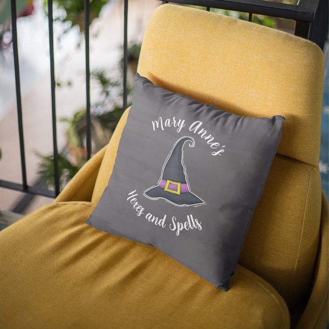 Coussin Typographie de sorcière Halloween Cute Custom (Halloween witch theme personalized throw pillow)