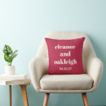 Coussin Typographie Gras Magenta Rouge ivoire Mariage pers<br><div class="desc">Audacieuse Typographie Magenta Rouge ivoire Moderne Personnalisé Mariage Jeu Oreiller</div>