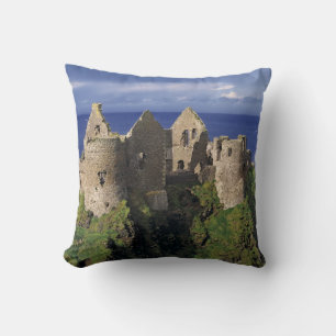 Coussin Un arc-en-ciel frappe le château médiéval de Dunlu