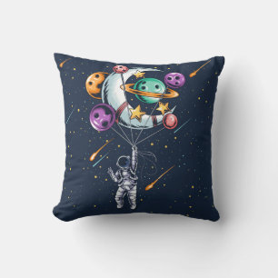 Coussin Un astronaute drôle tient un ballon de planètes