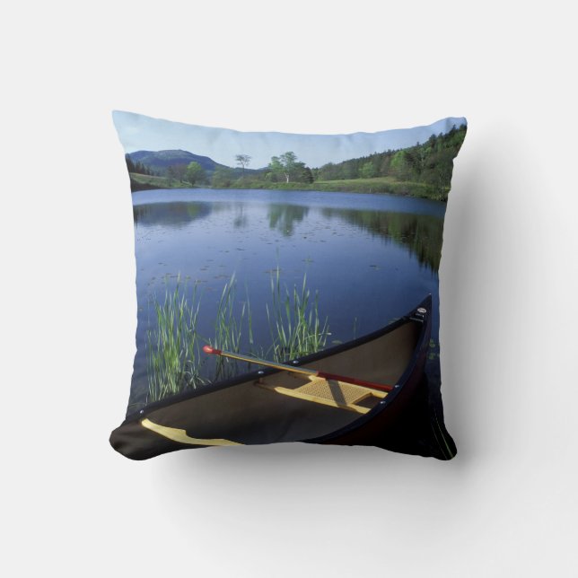 Coussin Un canoë repose sur la rive de Little Long Pond (Recto)
