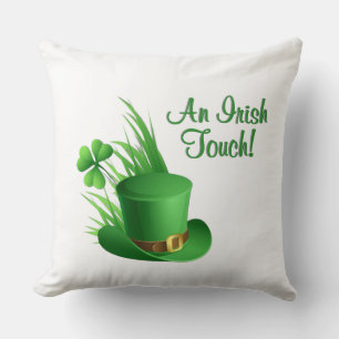 Coussin Un chapeau de lutin à touche irlandaise dans l'her