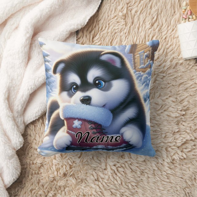 Coussin Un chiot joue avec une botte d'hiver couverte de n (Couverture)
