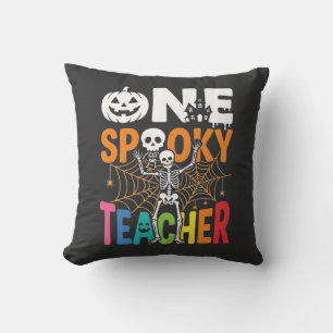 Coussin Un design Halloween d'enseignant effrayant_1