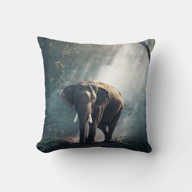 Coussin Un éléphant asiatique dans un défrichement éclairé (Recto)