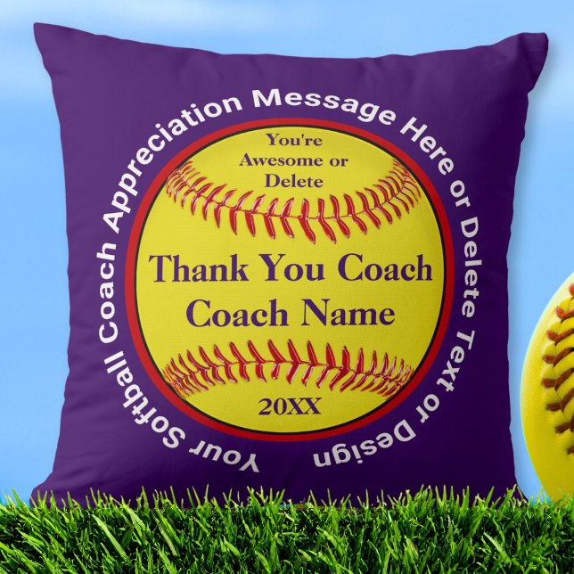 Coussin Un entraîneur de softball personnalisé donne du vi (Softball pillows. Personalized softball coach gift ideas. Purple and white, softball coach gifts.)