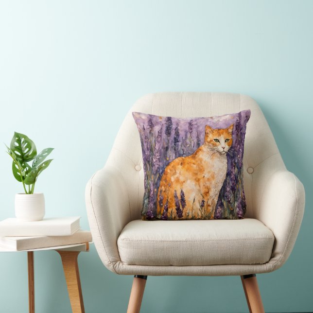 Coussin Un joli chat gingembre dans un champ de lavande (Chaise)