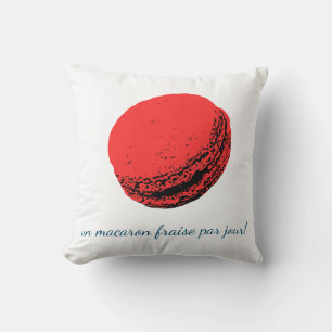 Coussin un macaron fraise par jour !