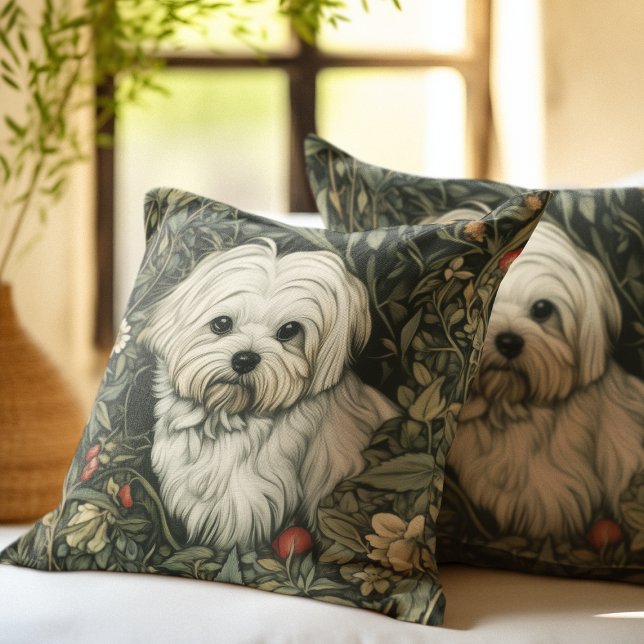Coussin Un mignon chien maltais dans un jardin à la Willia (Créateur téléchargé)