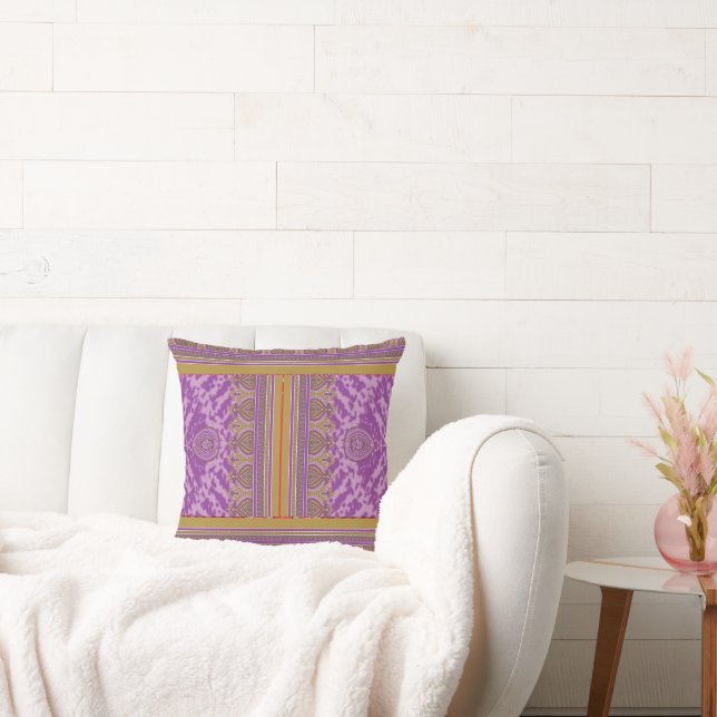 Coussin un motif de point de croix avec un ba violet et ja (Canapé)