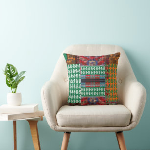 Coussin un motif vert et noir avec un arbre au milieu