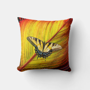 Coussin Un papillon aux ailes jaunes et noires